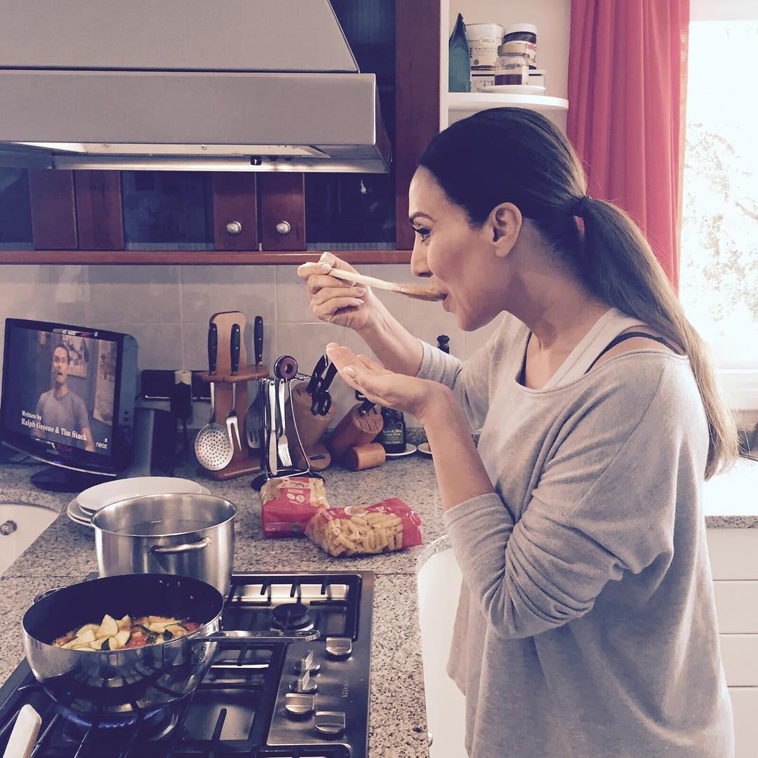 Mónica, degustando uno de sus platos en su casa.