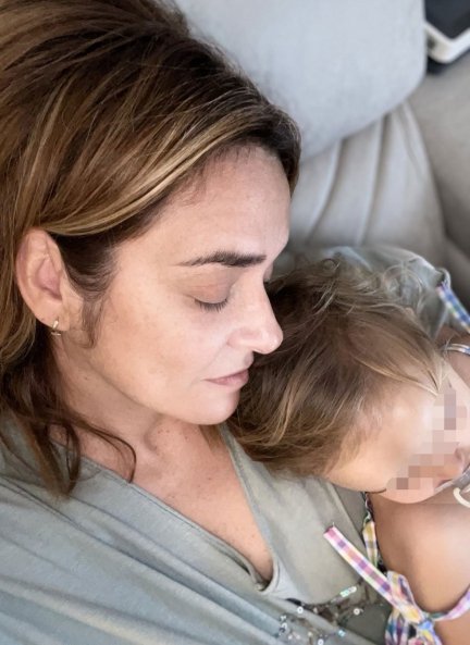 La presentadora en una tierna foto con su hija, Lola.