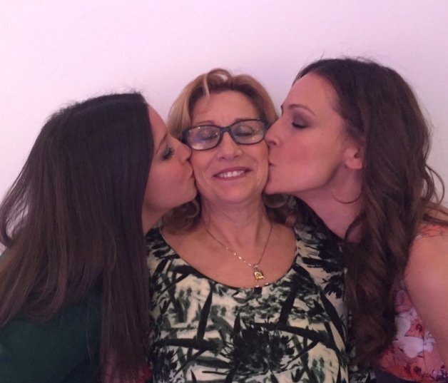 Encarni Fernández junto a sus hijas, Eva y María González.