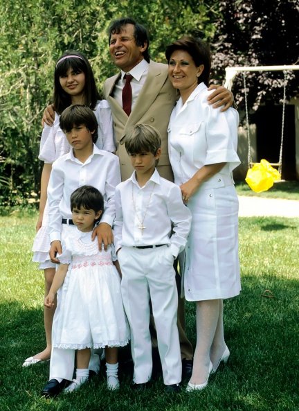 Manuel Benítez, con la que fue su esposa, Martina Fraysse, y cuatro de los cinco hijos que tuvo con ella. La pareja se divorció en el 2016.