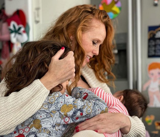 María, junto a sus dos hijas.