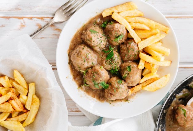 Las patatas fritas son una de las guarniciones preferidas para acompañar este plato