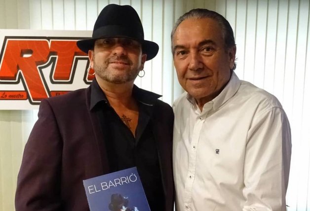 Justo Molinero entrevista a El Barrio en los estudios de la emisora.