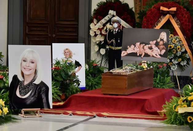 La capilla ardiente de la cantante, en el Ayuntamiento de Roma, por la que pasaron miles de italianos a despedirse de la diva.