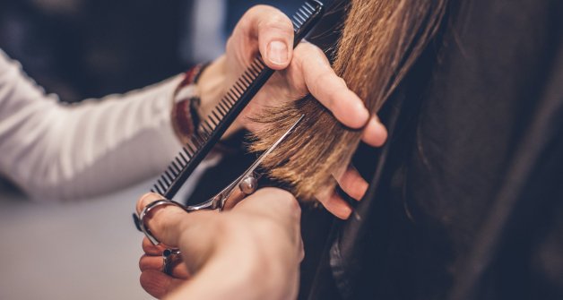 Cortar las puntas y sanear el pelo cada dos meses es una de las reglas de oro para hidratar el pelo seco.