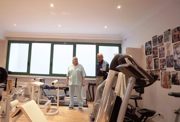 Moreno tiene un gimnasio con todo tipo de maquinaria (y fotos de jóvenes musculosos en la pared).