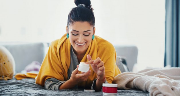 Llevar una dieta equilibrada y utilizar productos adecuados para las pieles secas son las claves para su cuidado diario.