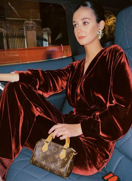 Los bolsos son la gran pasión de la joven. En esta imagen de archivo luce un Louis Vuitton de 1.300 euros.