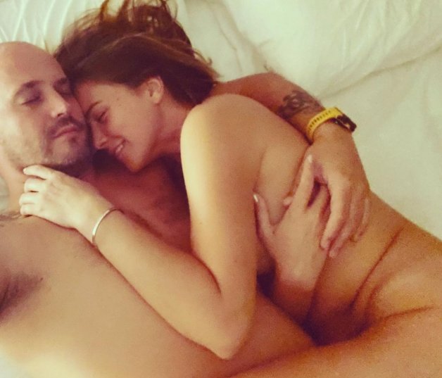 María Jesús Ruiz posa desnuda con su novio (@mariajesusruizg).