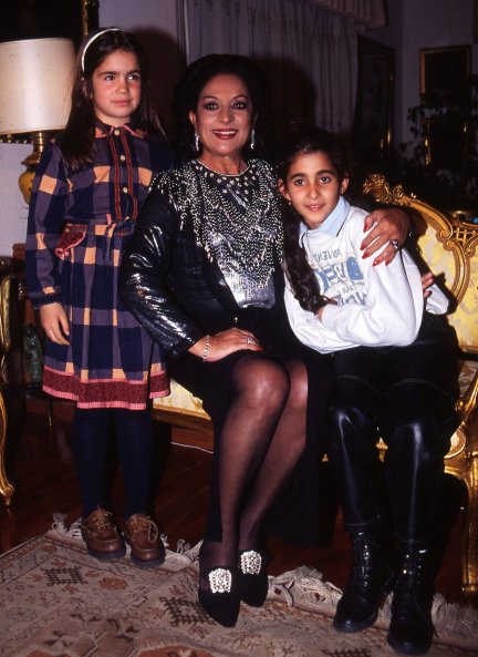 En una foto retrospectiva con su abuela, Lola Flores y su prima, Alba Flores.