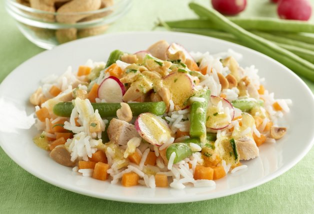 Ensalada de arroz con pavo y cacahuetes