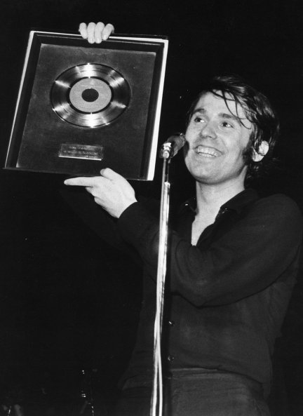 Mostrando uno de sus primeros discos de oro. Ha ganado más de 350.