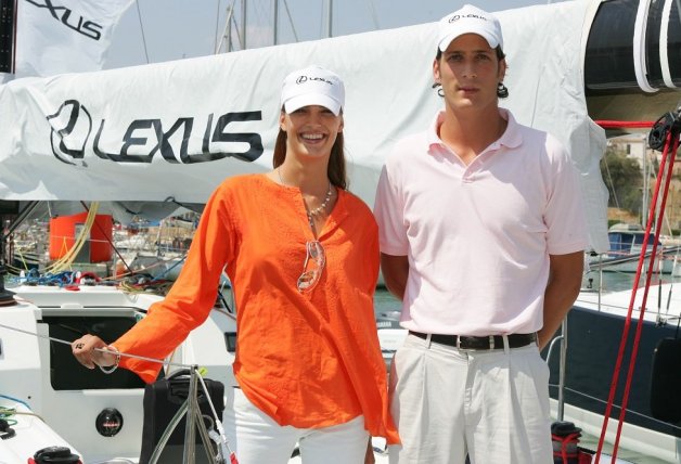 Luis Medina, junto a Laura Sánchez, en un evento promocional a bordo de un barco.