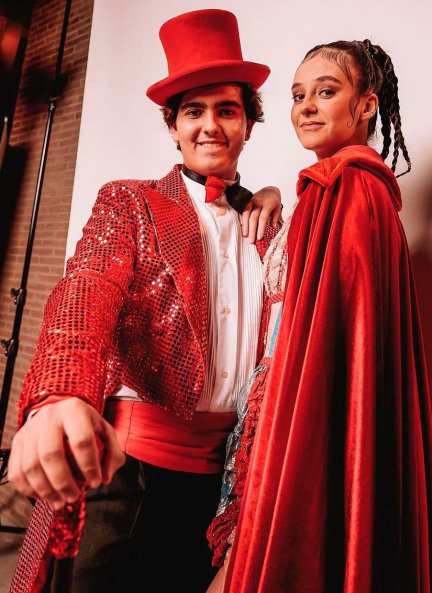La joven y su novio, Jorge Bárcenas, iban muy conjuntados y en sus disfraces dominaba el color rojo.