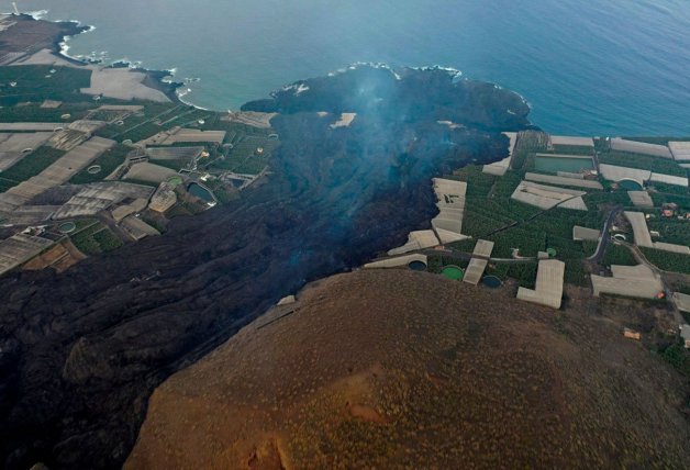 La fuerza de la lava, que arrasa con todo lo que encuentra a su paso, es increíble. Aquí, a su llegada al mar.