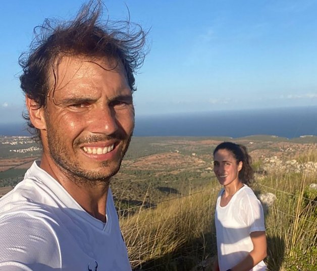 Rafa y su esposa, Mery, dando un paseo por los senderos de la isla.