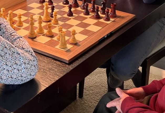 La familia de Laura y Risto juega al ajedrez.