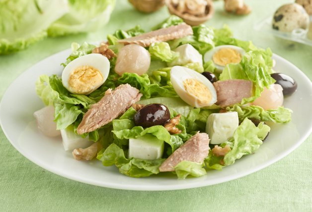 Ensalada de lechuga con atún y nueces.