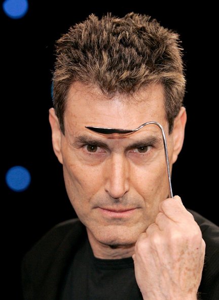 Uri Geller sigue doblando cucharillas con la mente.