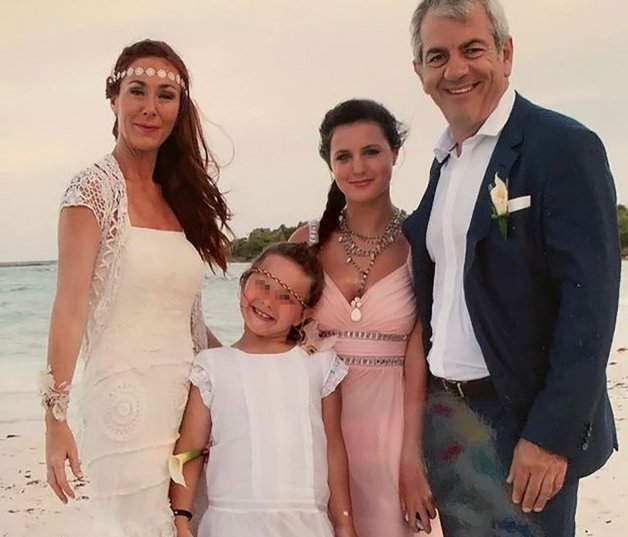 Ari es una joven muy familiar. En la imagen, Sobera y su mujer en la foto de su boda, en mayo del 2015, con Ari y su hija menor