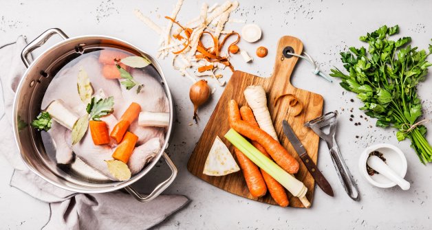 Incorporar verduras en tus caldos caseros aportará un sabor suave a tus sopas.