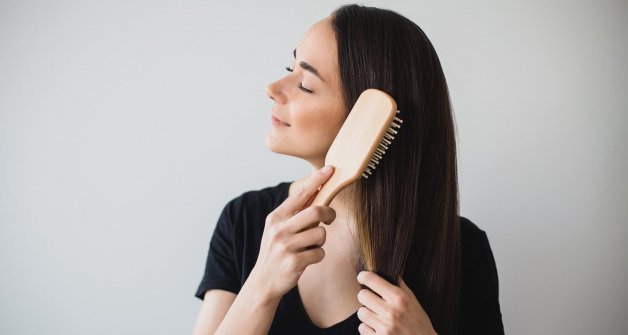 Los cepillos de plástico o nylon romperán tu pelo y lo encresparán. ¡Pásate al de cerdas naturales!