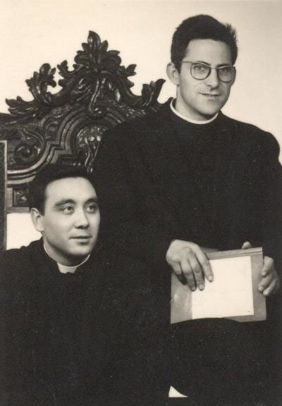 Con su amigo Ángel, también sacerdote. 