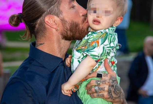 Sergio Ramos con su cuarto hijo, Máximo Adriano.