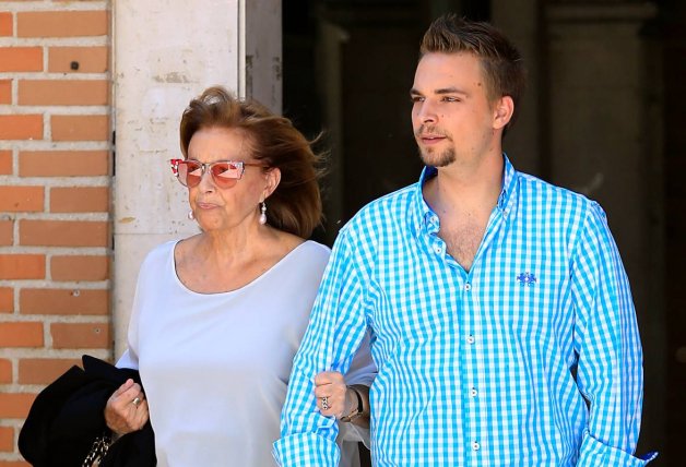 María Teresa Campos con su nieto, el hijo de Carmen Borrego, en una imagen de archivo.