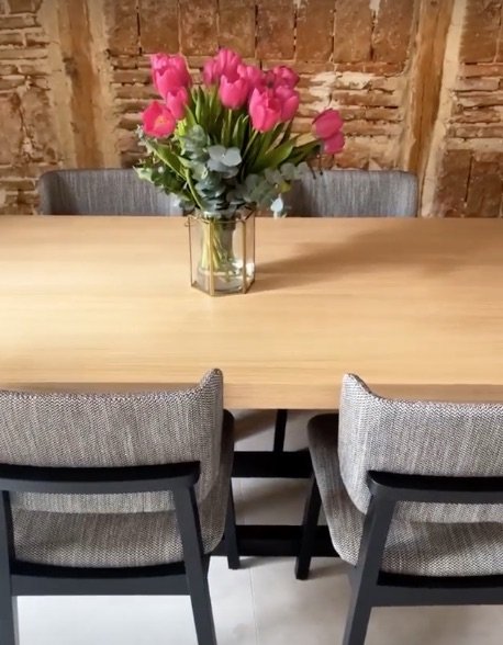 La mesa de su salón, muy elegante.