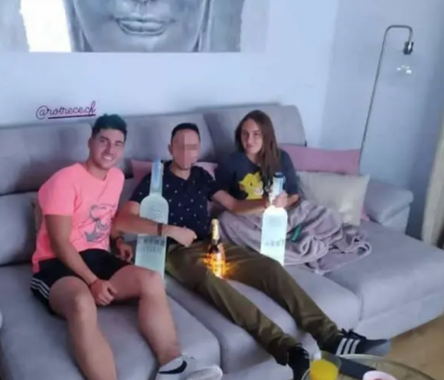 Manuel y Rocío con un amigo suyo en el sofá de su casa.