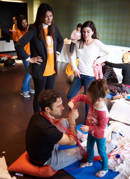 Fabiola y otros padres durante un taller organizado por la fundación.