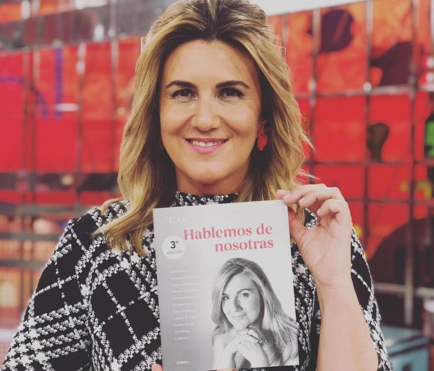 Carlota posa con la tercera edición de su segundo libro. 