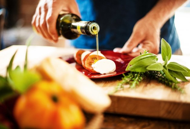 3 cucharadas de aceite de oliva virgen extra al día pueden ayudarnos a bajar el colesterol