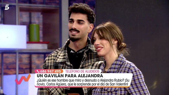 La joven pareja posa ante las cámaras muy emocionada.