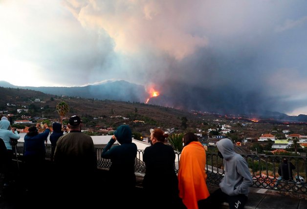 Algunos de los palmeros evacuados observan la evolución del volcán.
