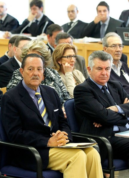 Julián Muñoz, con José Antonio Roca durante el juicio por el caso de corrupción.