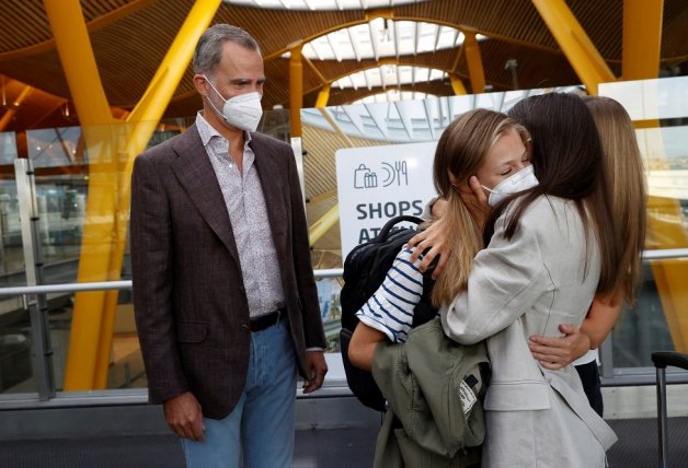 Como si de una viajera desconocida se tratara, la princesa Leonor se despedía de su familia en la Terminal 4 de aeropuerto de Madrid el pasado verano.