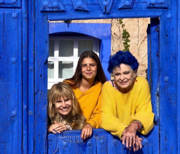 Tana Rivera, Eugenia Martínez de Irujo y Lucía Bosé, en una preciosa foto en la puerta de la casa azul de Brieva.