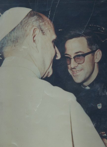 Saludando al Papa Pablo VI, que apoyó activamente su causa.