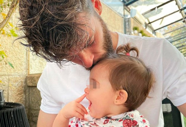 David De Gea, besando a su pequeña Yanay.