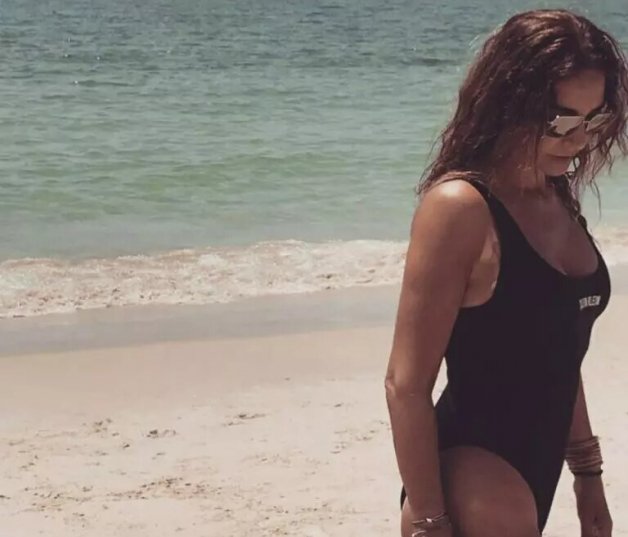 A Mariló no le hizo ninguna gracia ser fotografiada en la playa, cuando estaba de vacaciones con una amiga...