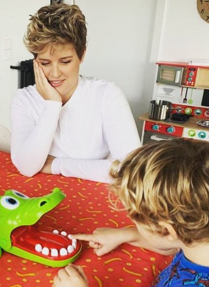 Tania Llasera con Pepe Bowie, su hijo mayor.