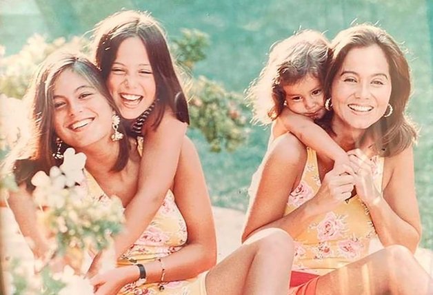 Chábeli con su madre y sus hermanas pequeñas, Tamara y Ana.