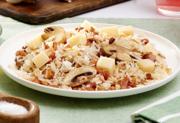 Ensalada tibia de arroz con champiñones y queso de oveja