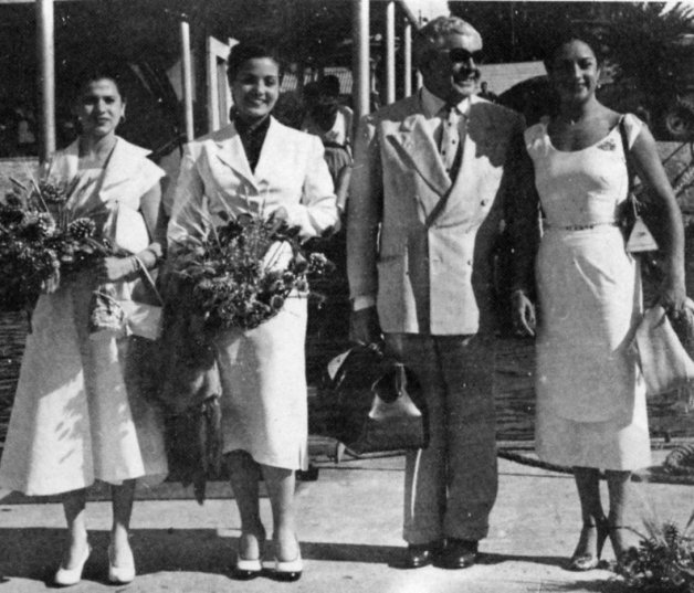 Con su hermana, Carmen Sevilla y Cesáreo González, el productor que lanzó su carrera.