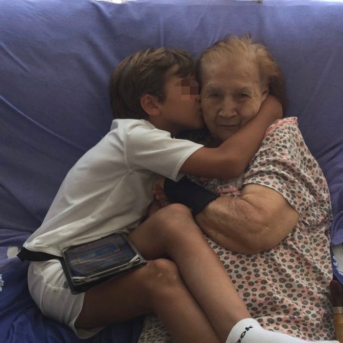 Lucas, el hijo de Alba, con su bisabuela.