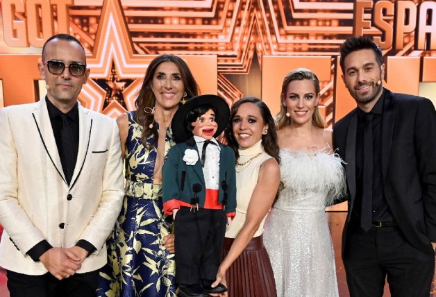 El jurado de la sexta edición de 'Got Talent' (aún con Paz Padilla) posando con Celia Muñoz, la ganadora. 