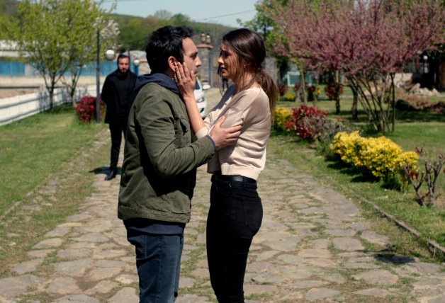 Candan le confiesa su amor a Demir.