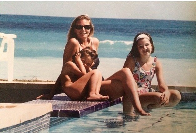 Lucía y Laura Matamoros, de pequeñas, junto a su madre, Marián Flores.